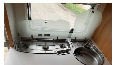 Rolling Happiness – 5p Renault alcove from 2008