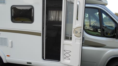 Beemster 7 – Hymer, 2 person camper, automatic with many options