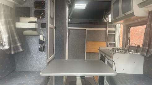 4-Bett, netzunabhängiger, modernisierter Fiat Ducato mit U-Lounge