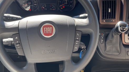 Modest – 5p McLouis Carat 873g integrated camper from 2021