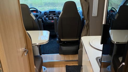 Luxe Etrusco Automaat met enkele bedden/hefbed ,grote garage