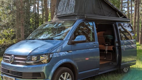 FERNWEH – Fernweh - Lussuoso camper Volkswagen, ideale per avventure fuori dai sentieri battuti.