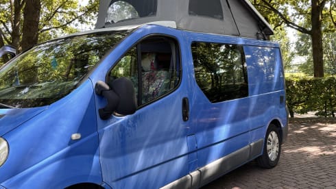 Blue – 2p Renault campervan uit 2008