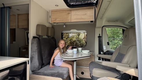 Full House – Dethleffs 4-person campervan, full-option from 2026