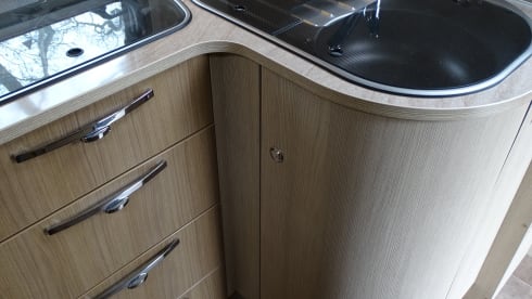 Moonlight – Wonderfully comfortable Bürstner semi-integrated motorhome