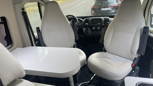 Camping-car 2 personnes (2024) McLouis Menfys Discovery Van 1