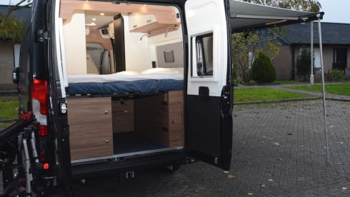 Black Beauty – Luxury Pilote bus camper for 2 persons