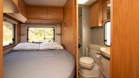 Paleisje99 – Camping-car Bürstner (2004) complet et puissant, avec 4 ceintures de sécurité et 3 couchettes.