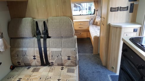 6 Anlegeplatz 6 Sitzgurte Wohnmobil. Kann auf eine normale Auto-Lizenz getrieben werden