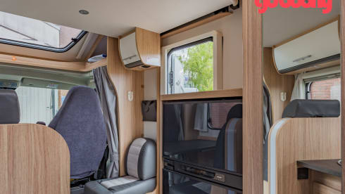 11/20 – 2 berth motorhome with single beds - Automatic