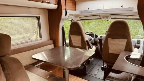4p Adria Matrix hef- en lengtebedden – Luxurious, fresh camper with plenty of space!