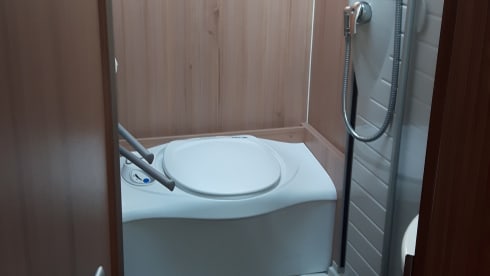 Neat, complete and comfortable family camper