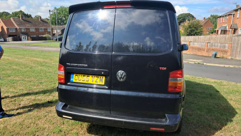 Reggie – 2 berth Volkswagen T5 campervan with 2 berth awning