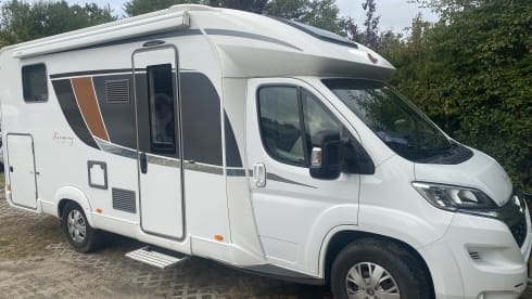 Luxurious, modern 4-person Bürstner with queen bed, pull-down bed and bicycle rack