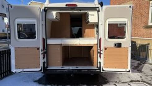 Cara – Van (6 m) from Weinberg with pop-up roof for rent