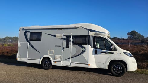 Titanium – Luxury 4 person Camper (extra air conditioning, smart TV, Alpine navigation/radio)