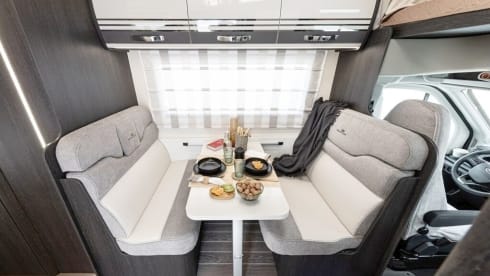 Bavarian Camper 3 – Mega-Raumwunder mit bis zu 8 Betten und großer Heckgarage