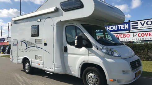 Complete & Compact 6-person camper with bunk bed (Luxury)