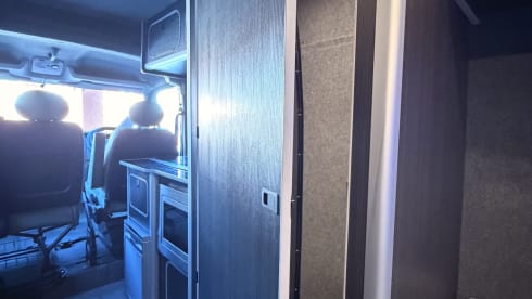 Marge – Campervan met 3 slaapplaatsen, volledig zelfvoorzienend. 