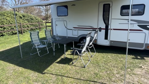 Spacious 4-5 person camper, Fiat Ducato- Adria Matrix 