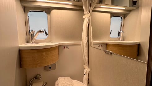 Freeda – Luxury off-grid Hymer (4p) roof tent