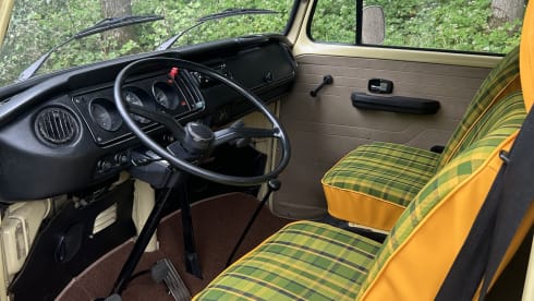 Sandy Beach Bus – 3p Volkswagen campervan from 1973