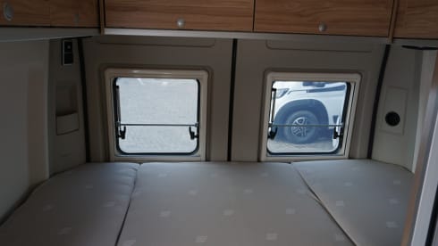 Bus camper with lifting roof