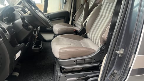 Maudje – Super nice family camper length beds and lifting bed 
