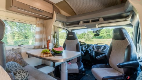 Challenger! – Spacious, modern and luxurious camper with 4 fixed sleeping places - XL garage
