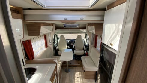 Pilote P746C – Camper Pilote nuovo, molto lussuoso, attrezzato con 4 posti letto