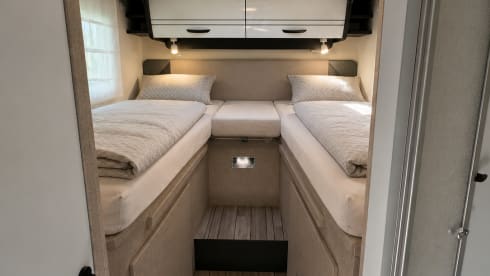 Moderne Ford Camper voor 4 Personen – Compact, Luxe en Avontuurlijk