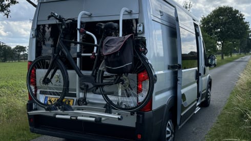 Harrie – Super neat 2 person Peugeot bus from 2015 with awning