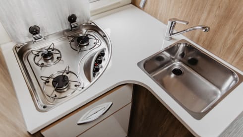 Rimor seal 695-14 – Spacious luxury family camper (14)
