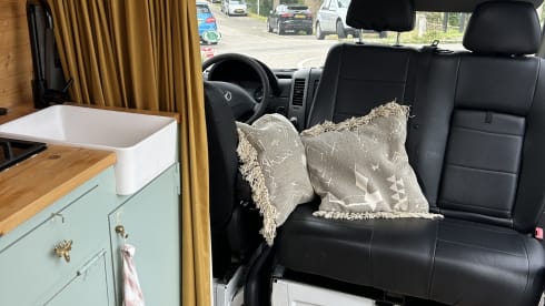 Moby – Cozy, hip self-built Mercedes Sprinter