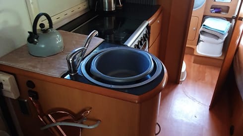FAMILY MOHO with central heating, AirCon, solar power and TV