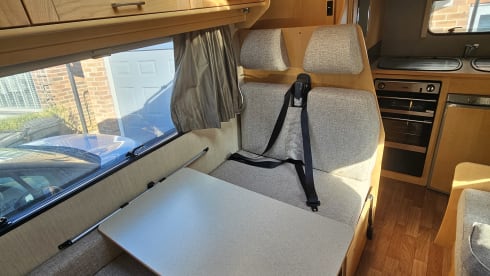 ELMA – 4 berth Motorhome close to Manchester Airport 