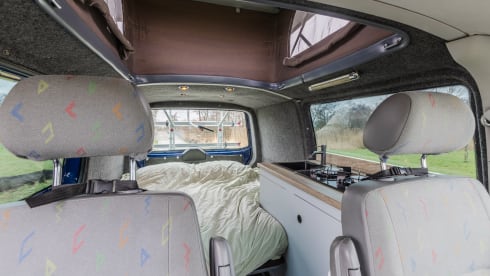 2p Volkswagen campervan uit 2003