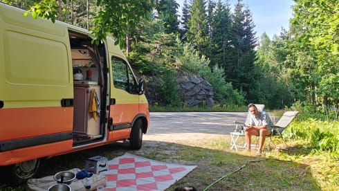 To the 'MOON' and back – Cozy 2p Renault campervan from 2004