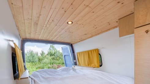 Keesie – Volkswagen Crafter Off-Grid Bus Camper with Roof Terrace