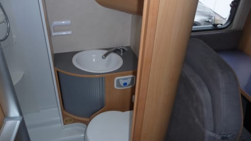 Nice compact camper for 4 people.