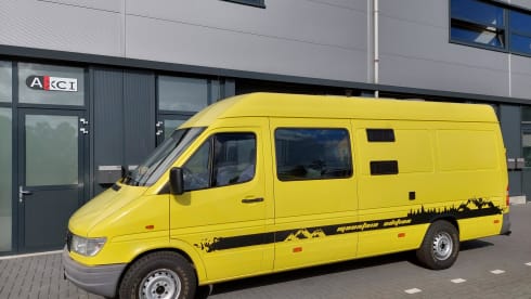 2-4p adventurous Mercedes-Benz bus camper 