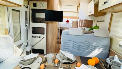 1. DelBi – Luxury mobile home Bürstner Delfin IT726