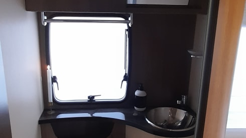 Spacious 4 person Challenger camper with queen bed