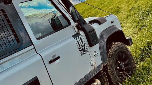 The Silver Bullit – Land Rover Defender (B) 4x4 One-of-a-kind Custom made Offroad camper
