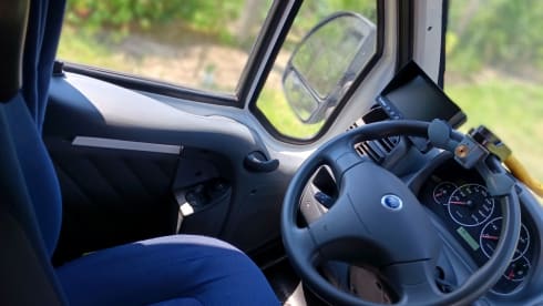 Viervoeter vriendelijk – 4p Adria Mobil semi-integrated from 2005