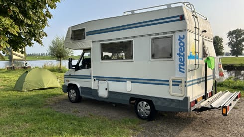 Ouwe Beer – The 'Old Bear' cozy compact camper.