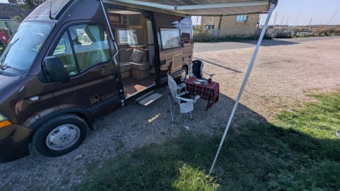 The Master – 2 berth fully equipped and off-grid Renault motorhome/campervan 