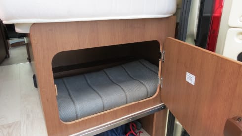 Rolmaatje – Beautiful Roller Team Livingstone bus camper (2.5p) for rent