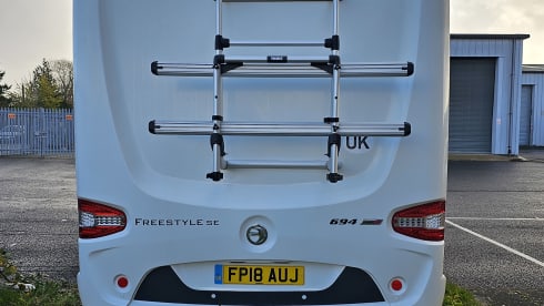 Teulu – 6 berth Swift Escape 694 Freestyle SE