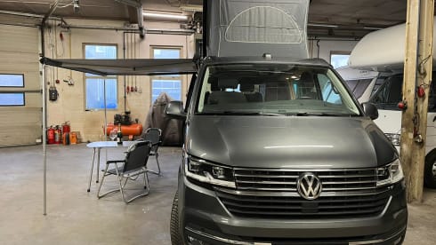 Grijze VW California – Brand new VW California T6 Camperbus from 2021. Possibly with motor trailer.